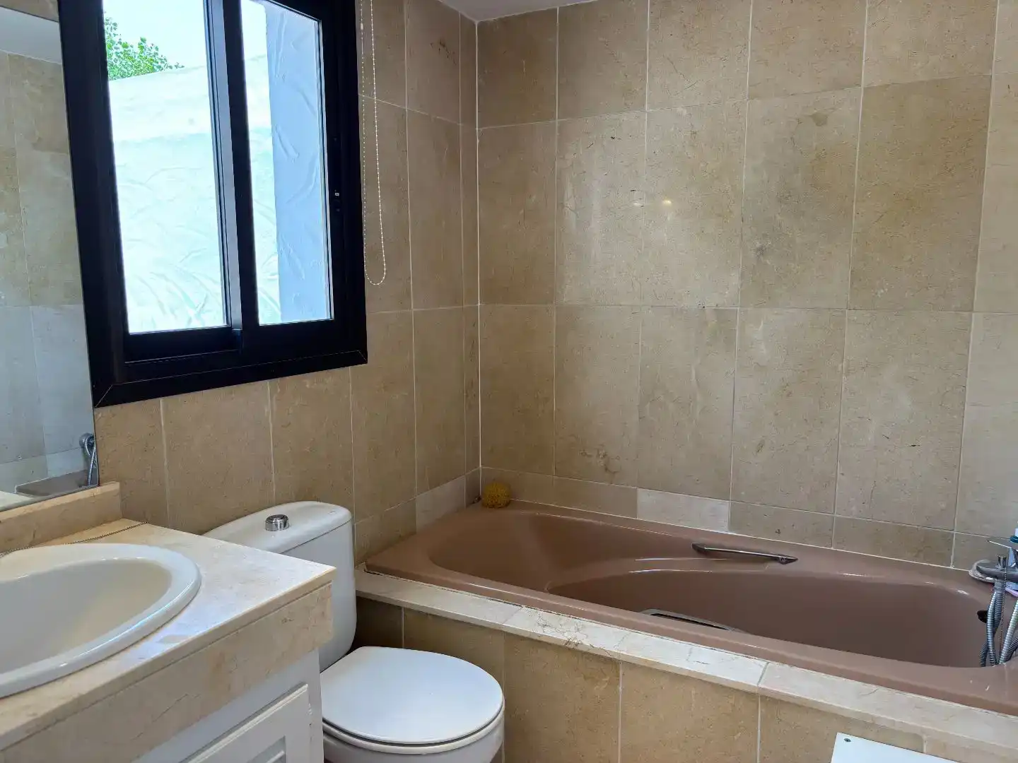 Bany de Casa adosada en venda en Estepona amb Aire condicionat, Piscina i Balcó