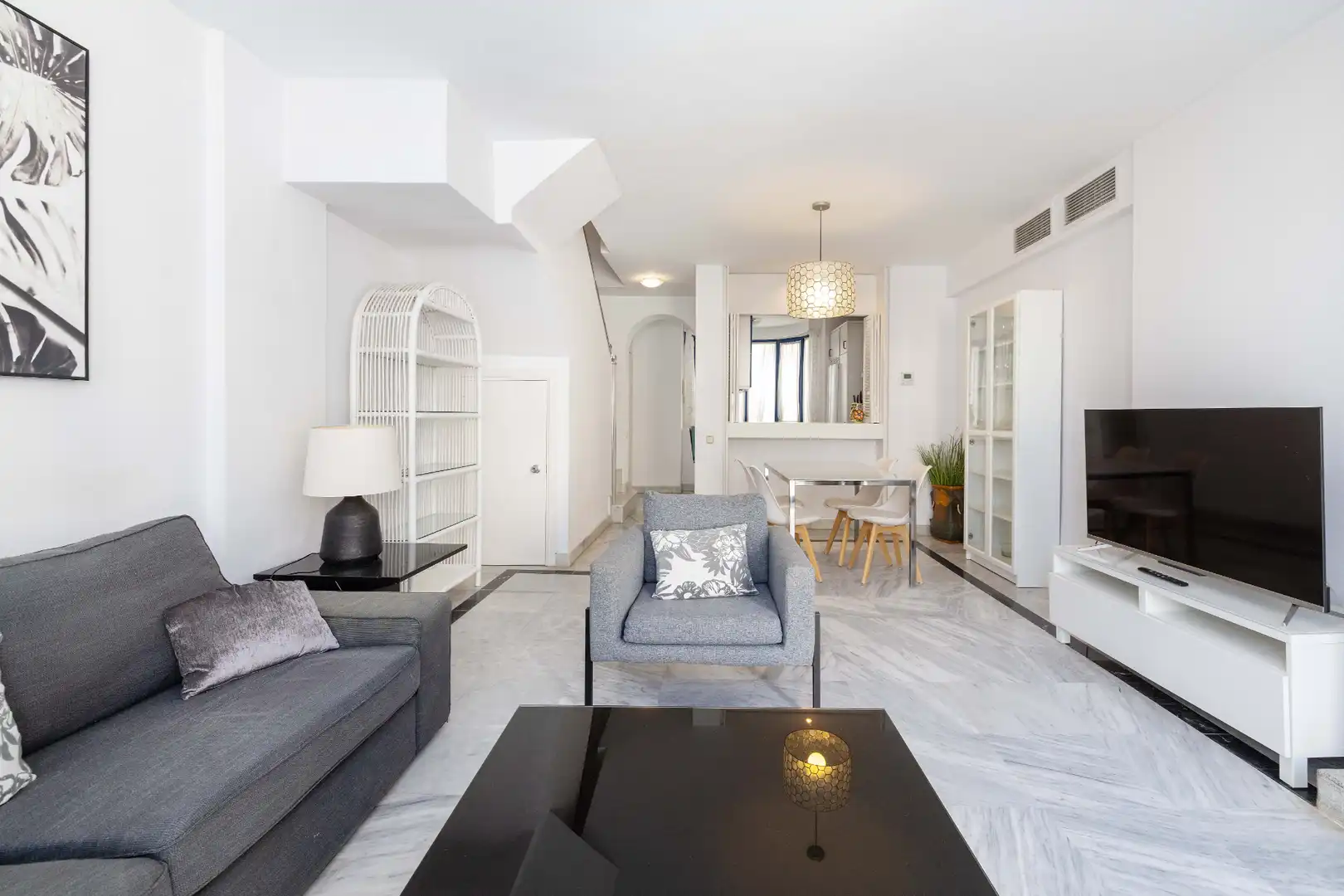 Sala de estar de Dúplex en venta en Marbella con Aire acondicionado, Calefacción y Terraza