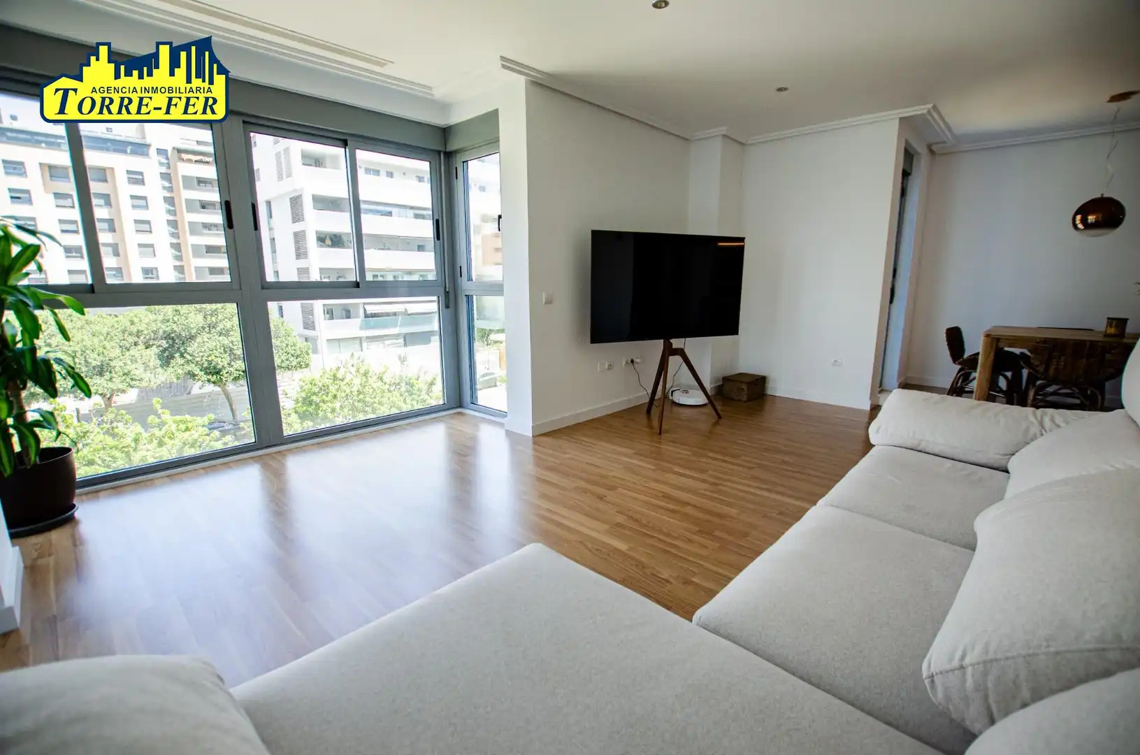 Sala d'estar de Pis en venda en Almería amb Aire condicionat, Jardí privat i Parquet