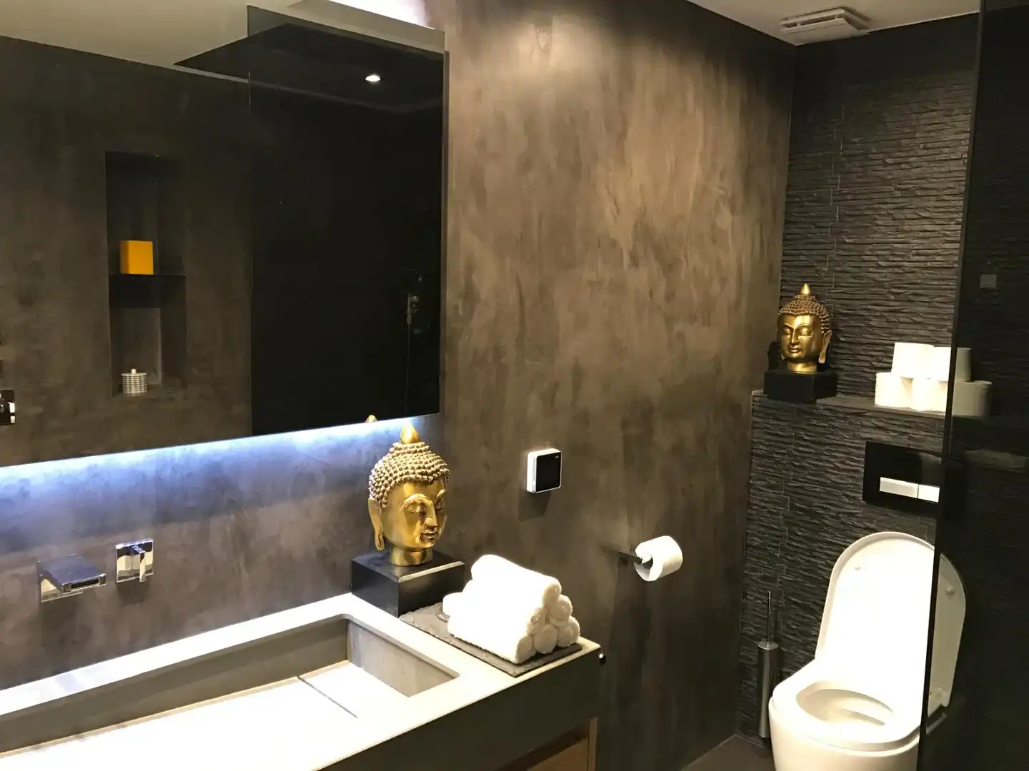 Badezimmer von Dachboden zum Verkauf in Barcelona mit Klimaanlage, Heizung und Parkett