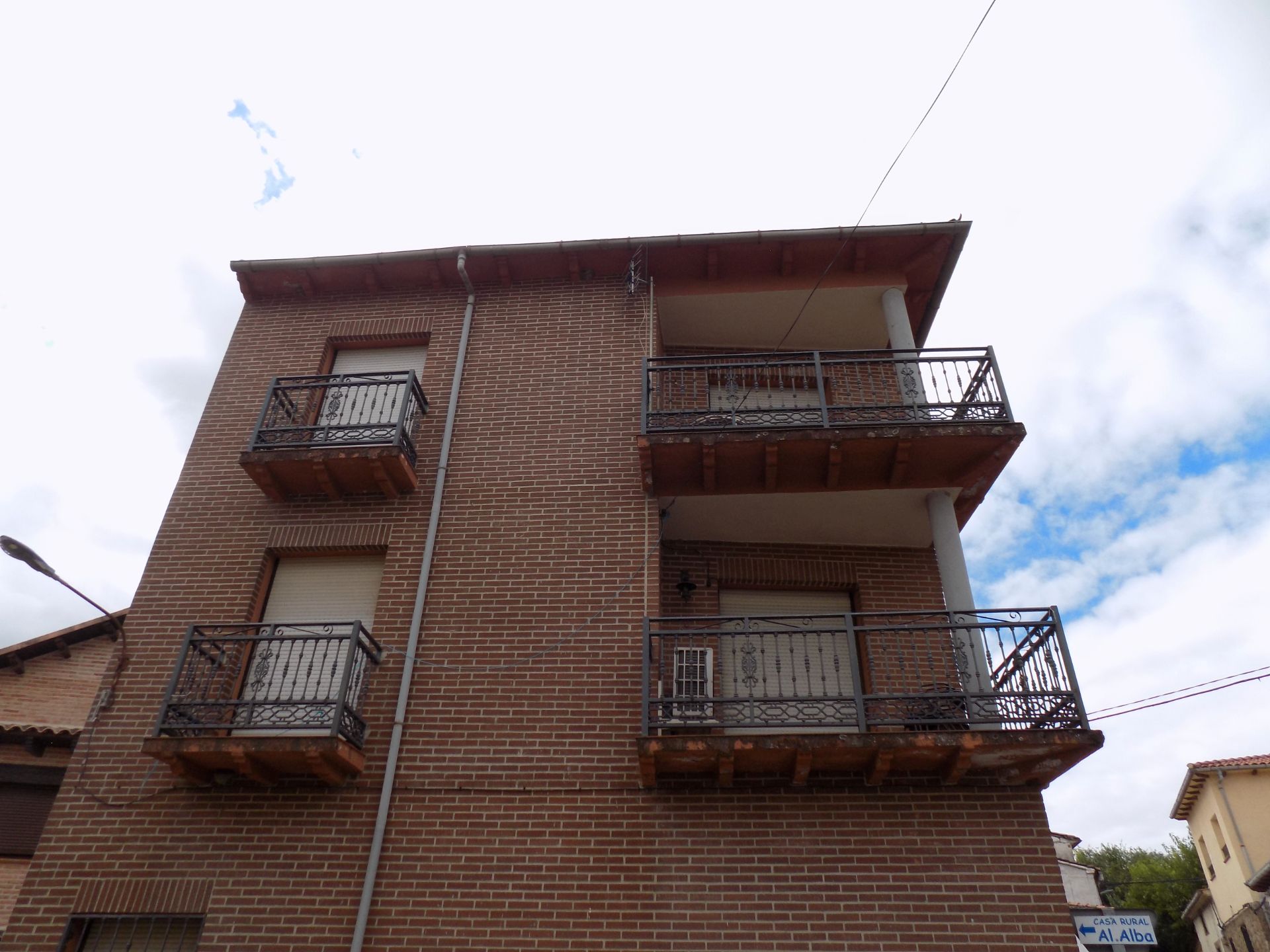 Vista exterior de Casa adosada en venda en Lanzahíta amb Calefacció, Terrassa i Moblat