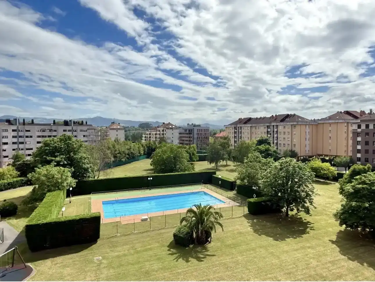 Piscina de Pis en venda en Gijón  amb Jardí privat, Traster i Piscina