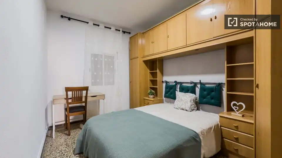 Dormitori de Pis per a compartir en Barcelona amb Aire condicionat, Terrassa i Moblat