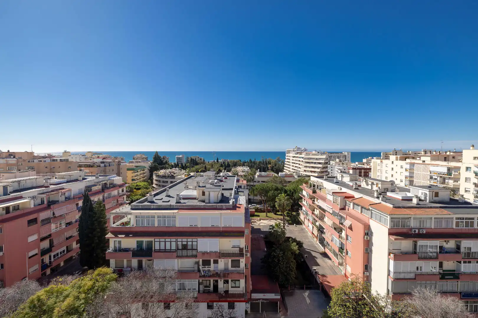 Vista exterior de Ático en venta en Marbella con Aire acondicionado, Calefacción y Terraza