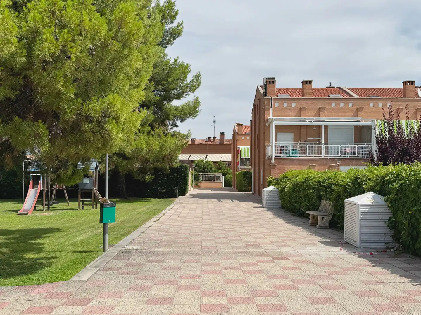 Vista exterior de Casa adosada en venda en Lardero amb Aire condicionat, Calefacció i Jardí privat