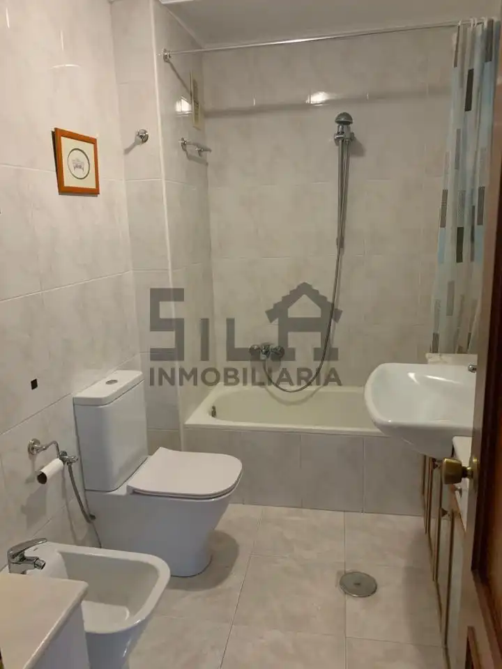 Bany de Dúplex de lloguer en Ourense Capital  amb Calefacció, Parquet i Balcó