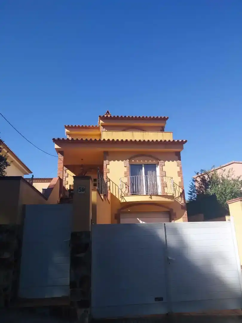 Vista exterior de Casa o xalet en venda en L'Escala amb Balcó