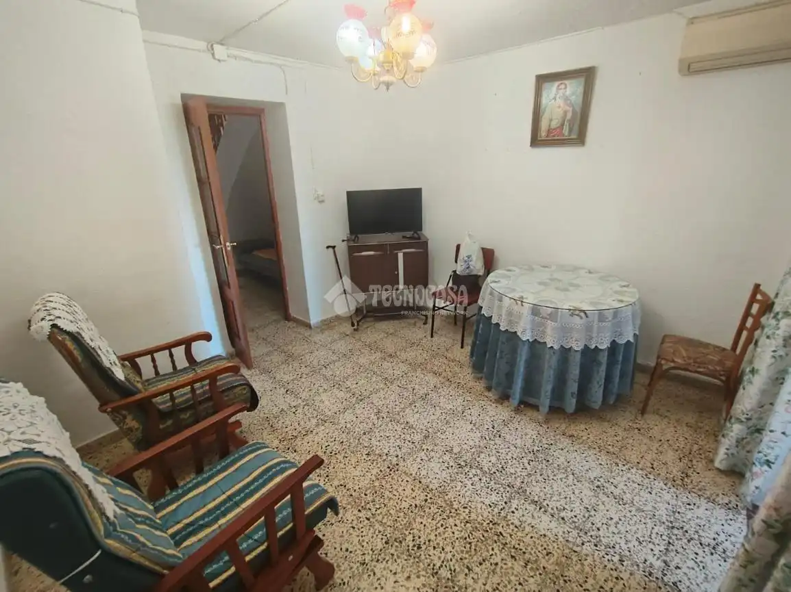 Sala d'estar de Casa adosada en venda en Jabalquinto