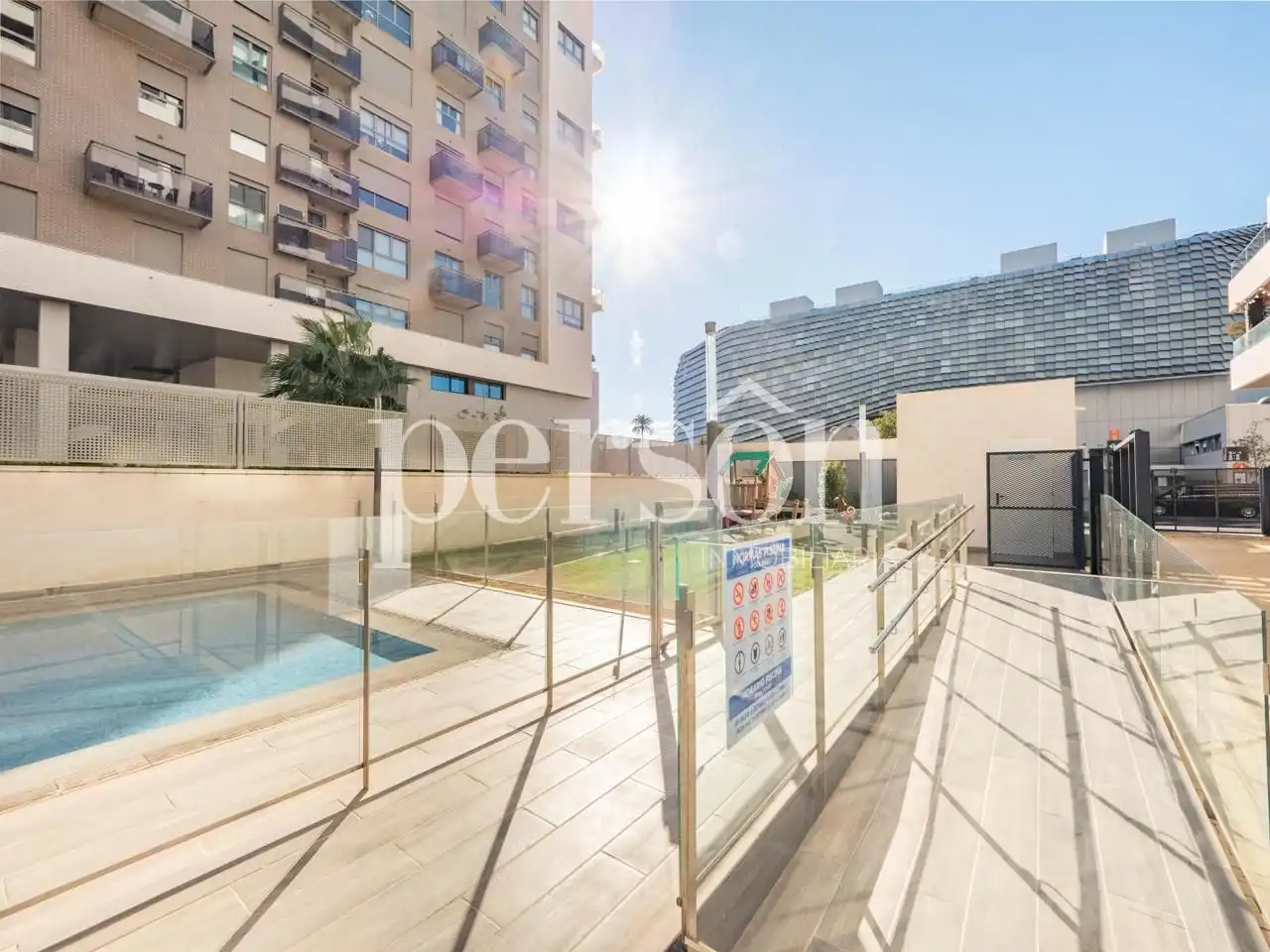 Schwimmbecken von Wohnung zum Verkauf in Valencia mit Klimaanlage, Terrasse und Schwimmbad