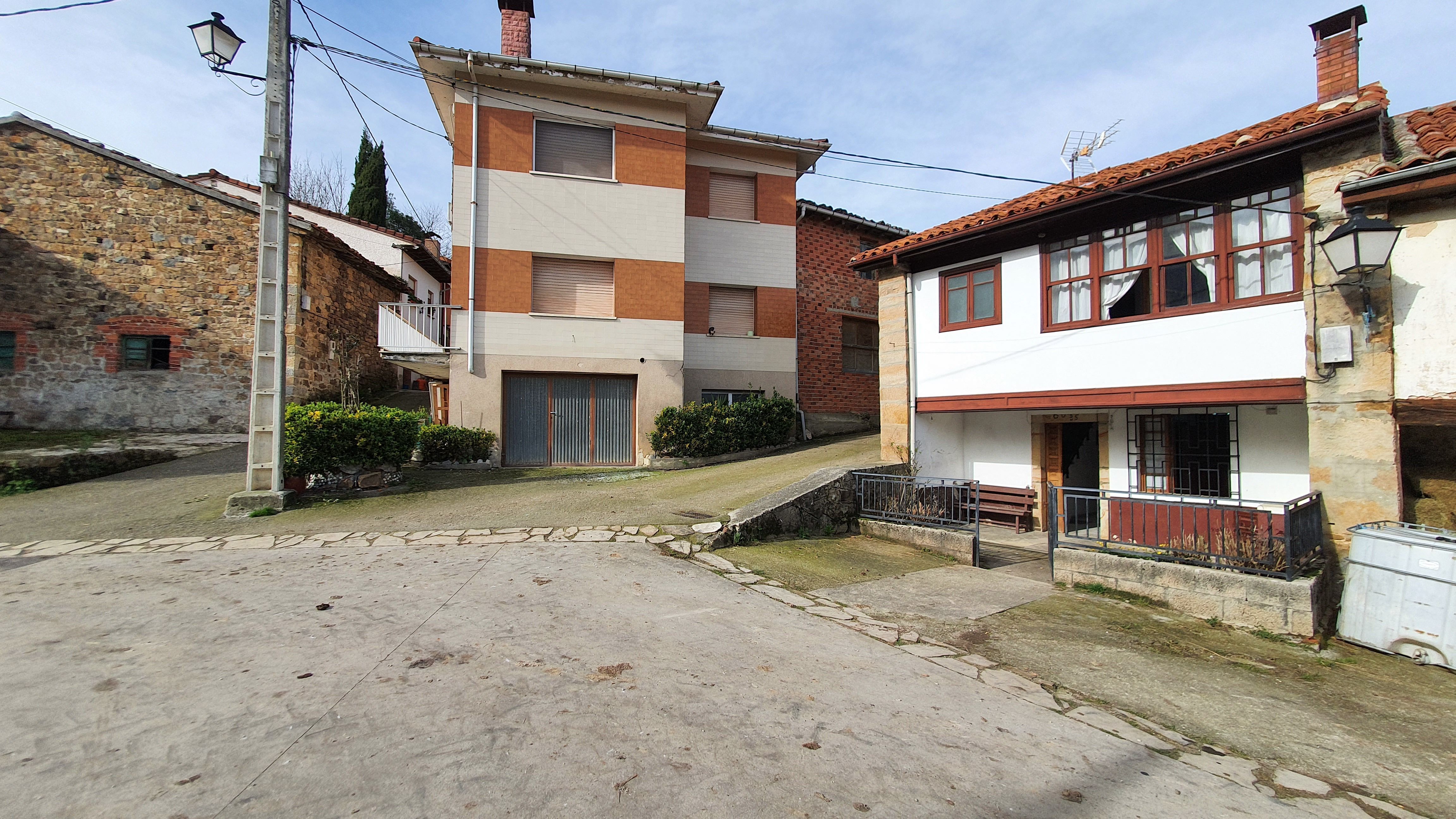 Vista exterior de Casa adosada en venda en Cabrales amb Calefacció, Terrassa i Balcó