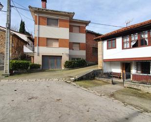 Vista exterior de Casa adosada en venda en Cabrales amb Calefacció, Terrassa i Balcó