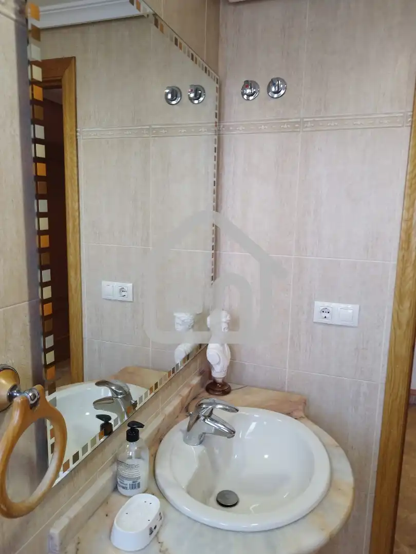 Badezimmer von Einfamilien-Reihenhaus zum Verkauf in Requena mit Klimaanlage und Balkon