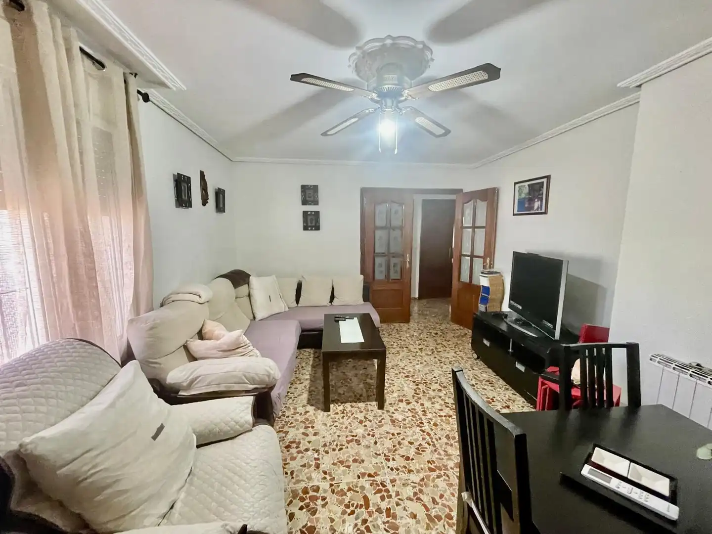 Sala d'estar de Casa o xalet en venda en Córdoba amb Aire condicionat, Jardí privat i Terrassa