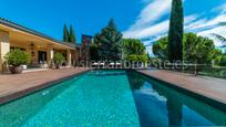 Vista exterior de Casa o xalet en venda en Torrelodones amb Aire condicionat, Terrassa i Piscina