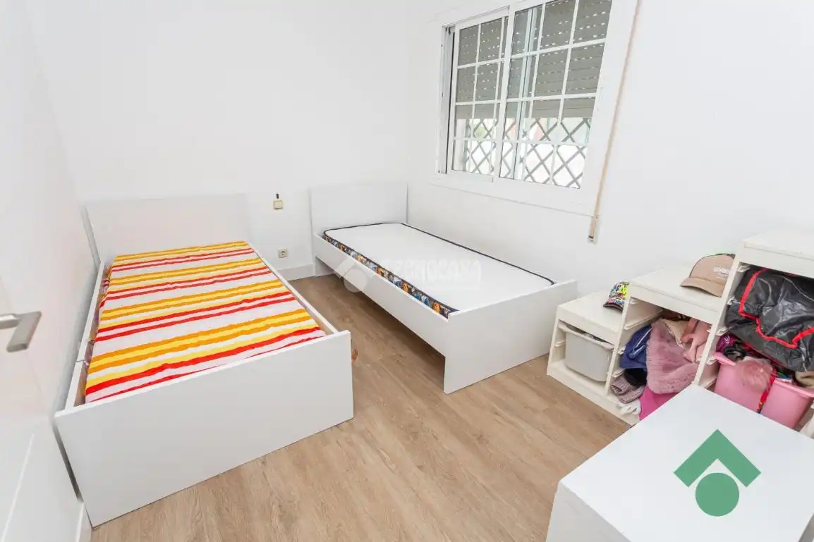 Dormitori de Casa adosada en venda en Algeciras amb Jardí privat, Terrassa i Piscina