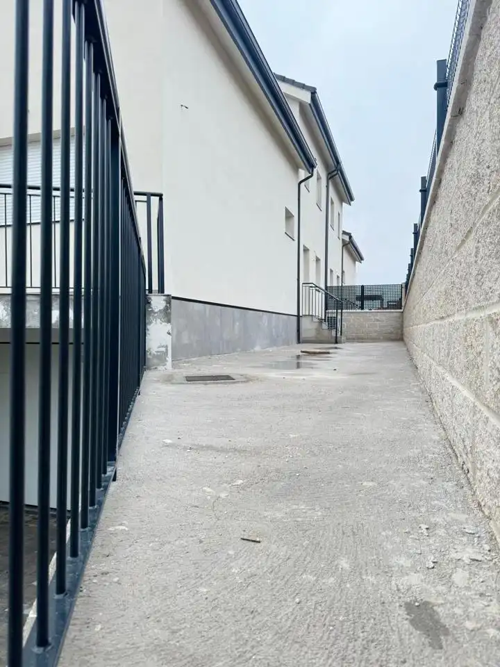 Parkplatz von Haus oder Chalet zum Verkauf in Palazuelos de Eresma mit Privatgarten, Terrasse und Abstellraum
