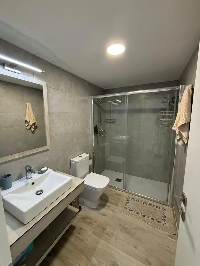 Baño de Apartamento de alquiler en L'Estartit con Aire acondicionado, Calefacción y Terraza