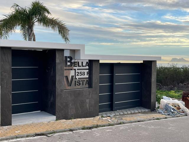 Casa-chalet en Venta en Torreguadiaro - San Diego