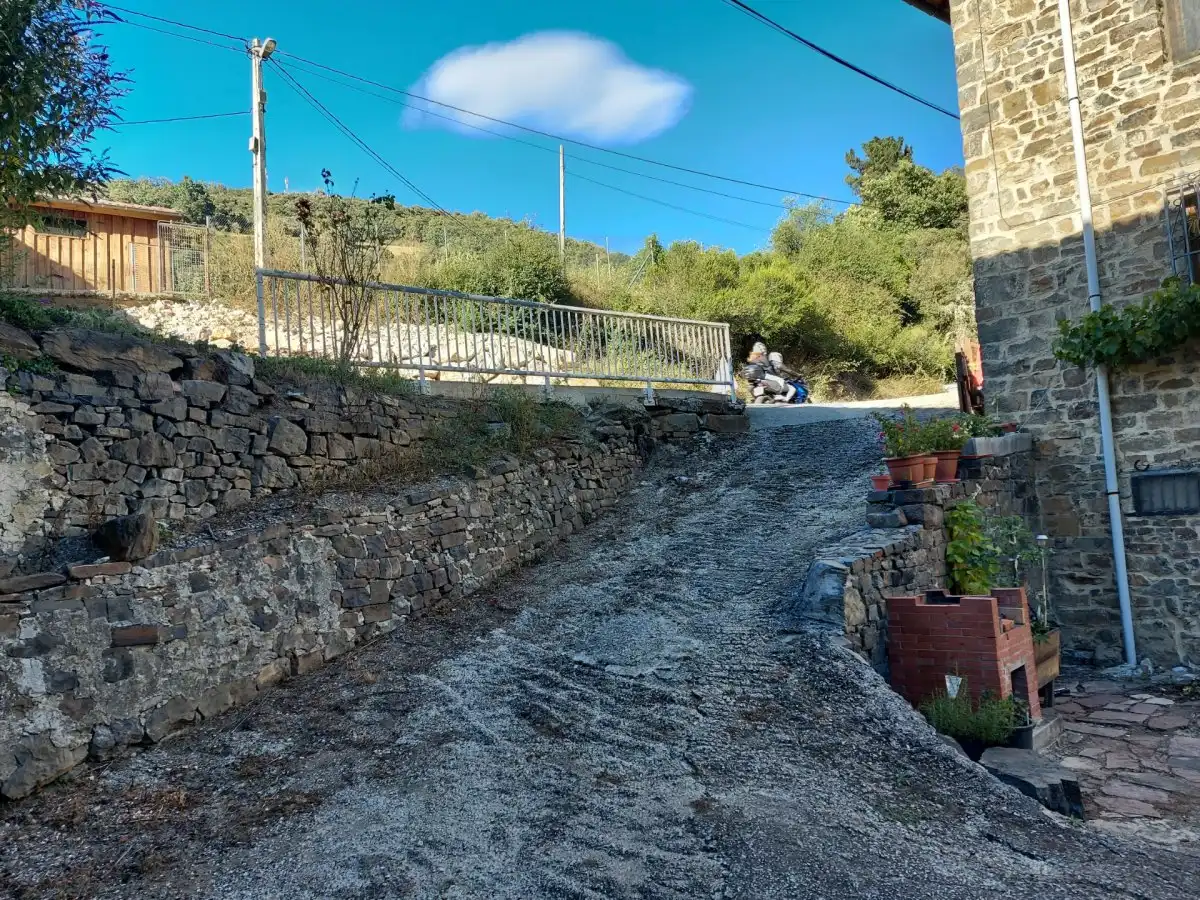 Vista exterior de Finca rústica en venda en Pesaguero amb Jardí privat