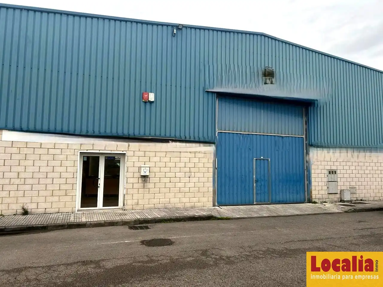 Vista exterior de Nave industrial en venta en Cartes