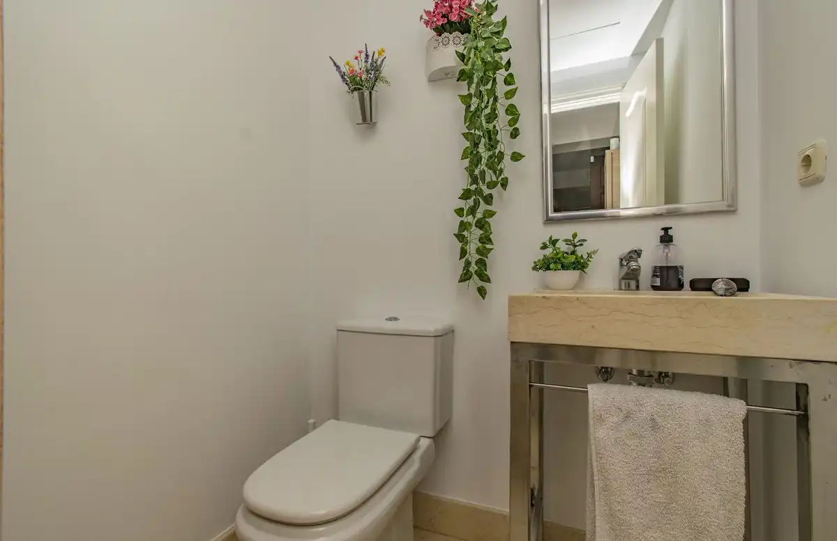 Bany de Apartament en venda en Benahavís amb Aire condicionat, Jardí privat i Moblat