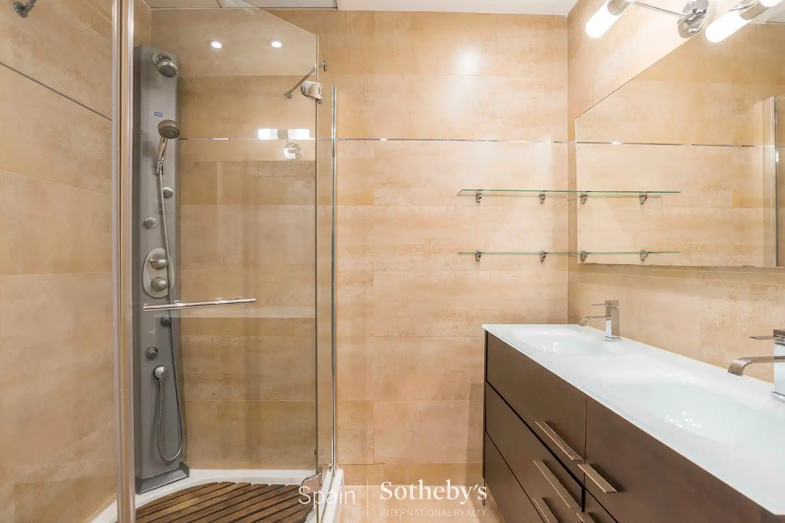 Bany de Apartament de lloguer en Madrid amb Aire condicionat i Calefacció