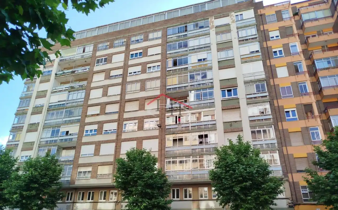 Vista exterior de Piso de alquiler en León Capital  con Calefacción, Parquet y Terraza