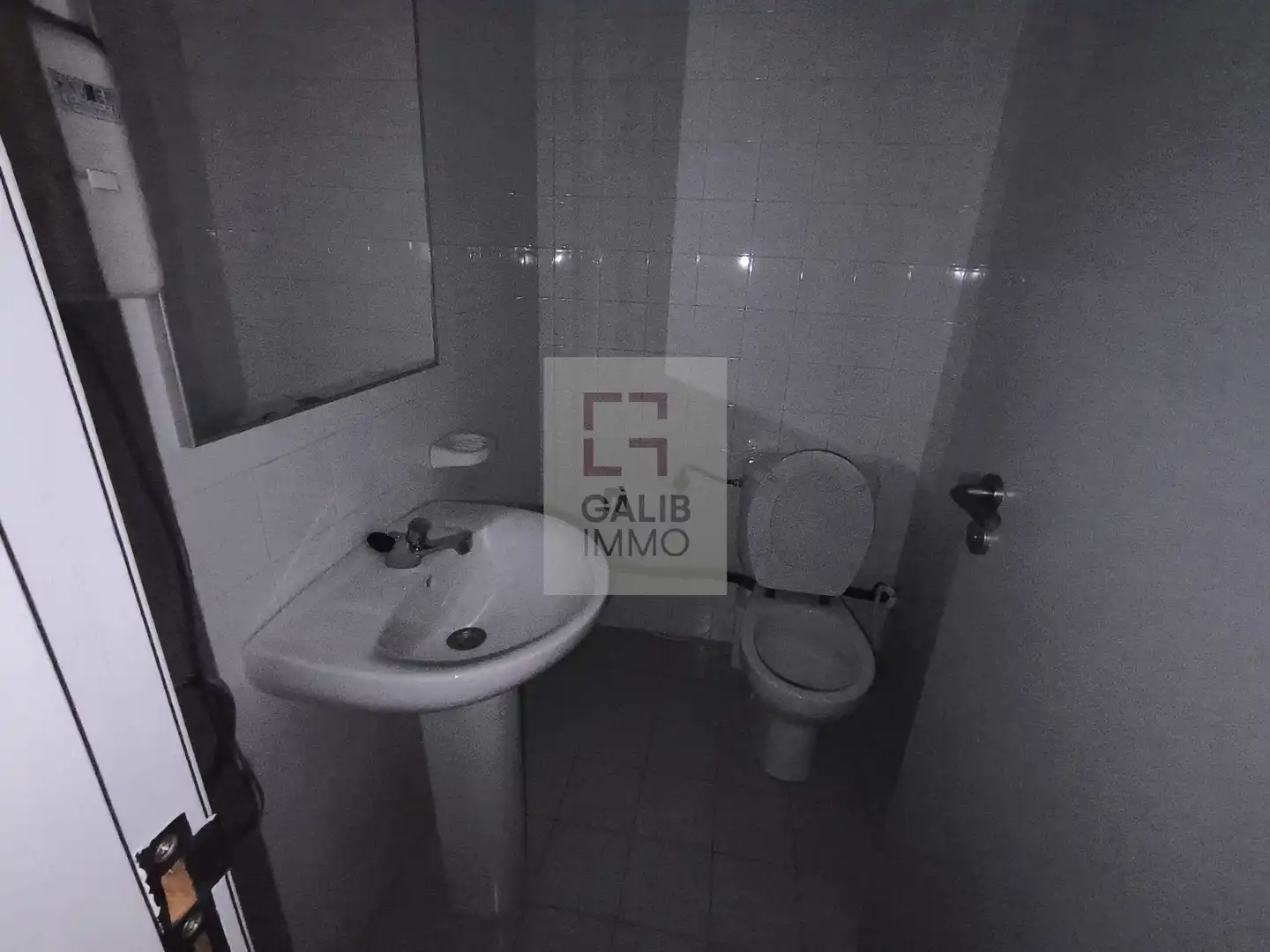 Badezimmer von Geschaftsraum zur Miete in Figueres mit Klimaanlage