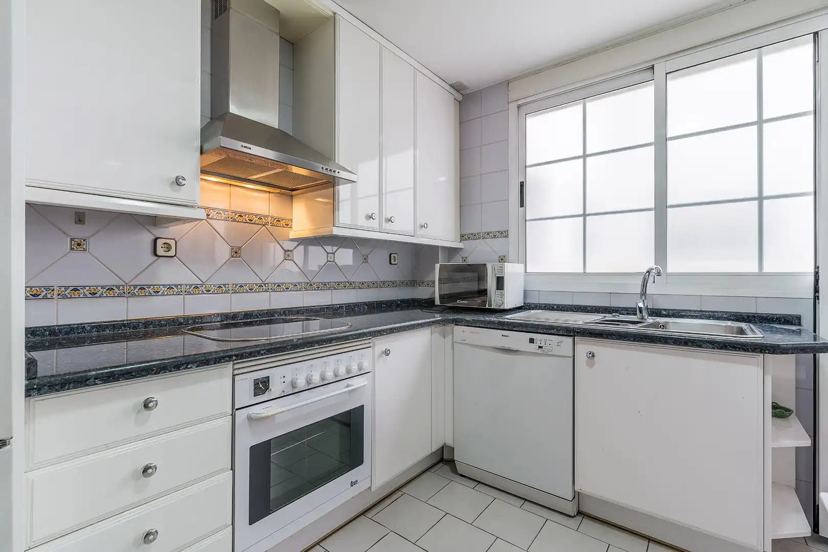 Küche von Wohnung zum Verkauf in Granada mit Klimaanlage und Heizung