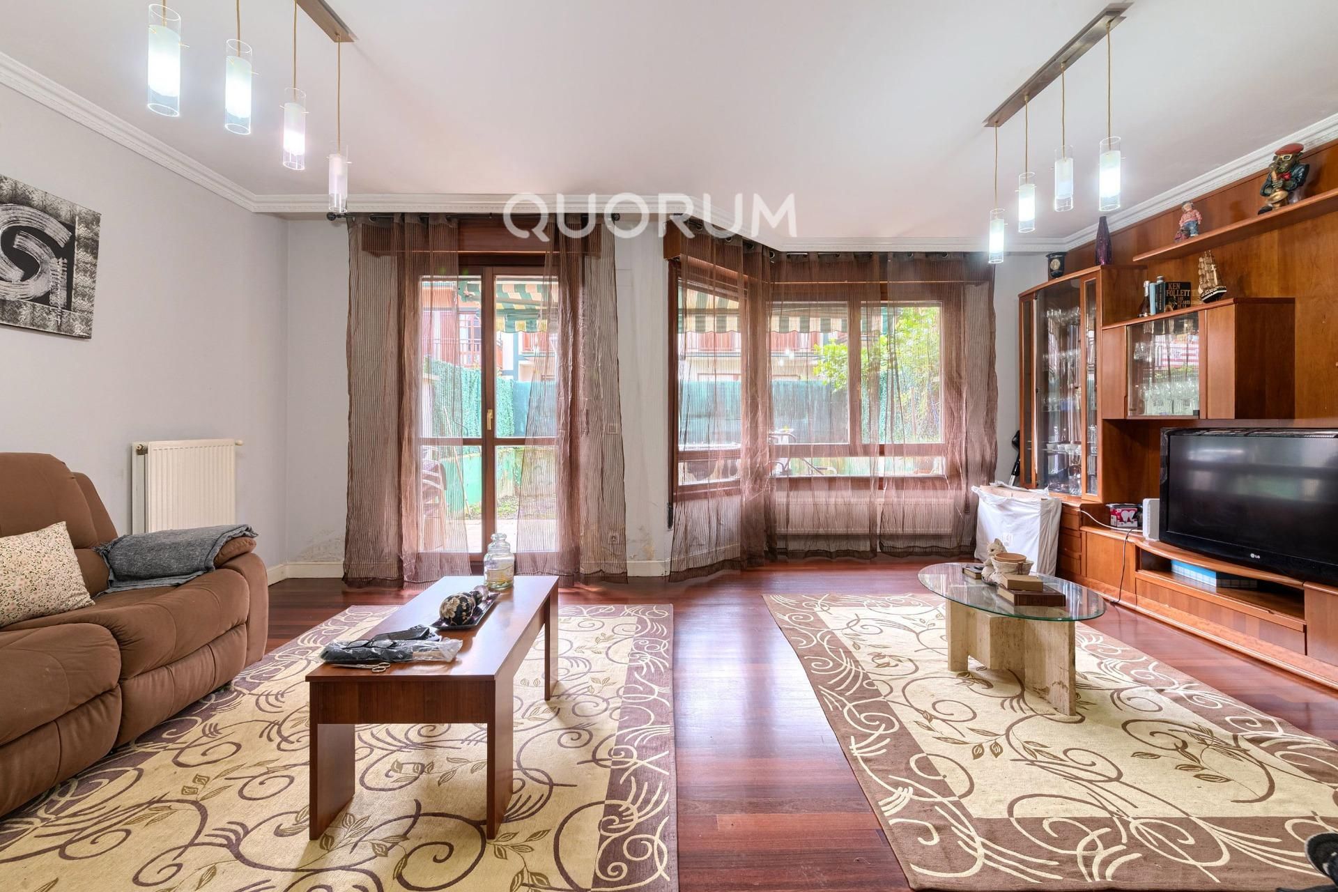 Sala d'estar de Casa adosada en venda en Arrigorriaga