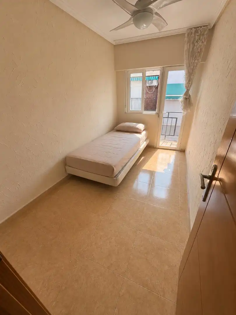 Habitación de Piso de alquiler en Valencia con Aire acondicionado, Amueblado y Horno