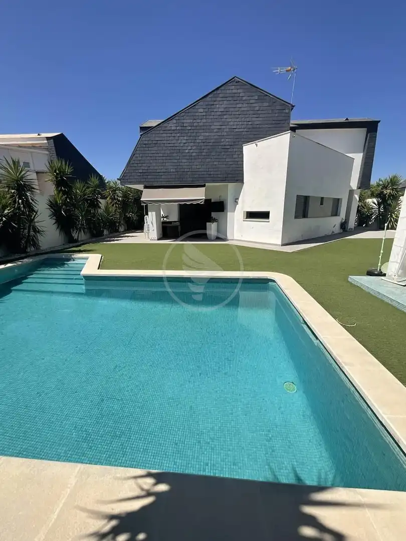 Piscina de Casa o xalet en venda en Linares amb Aire condicionat, Jardí privat i Piscina