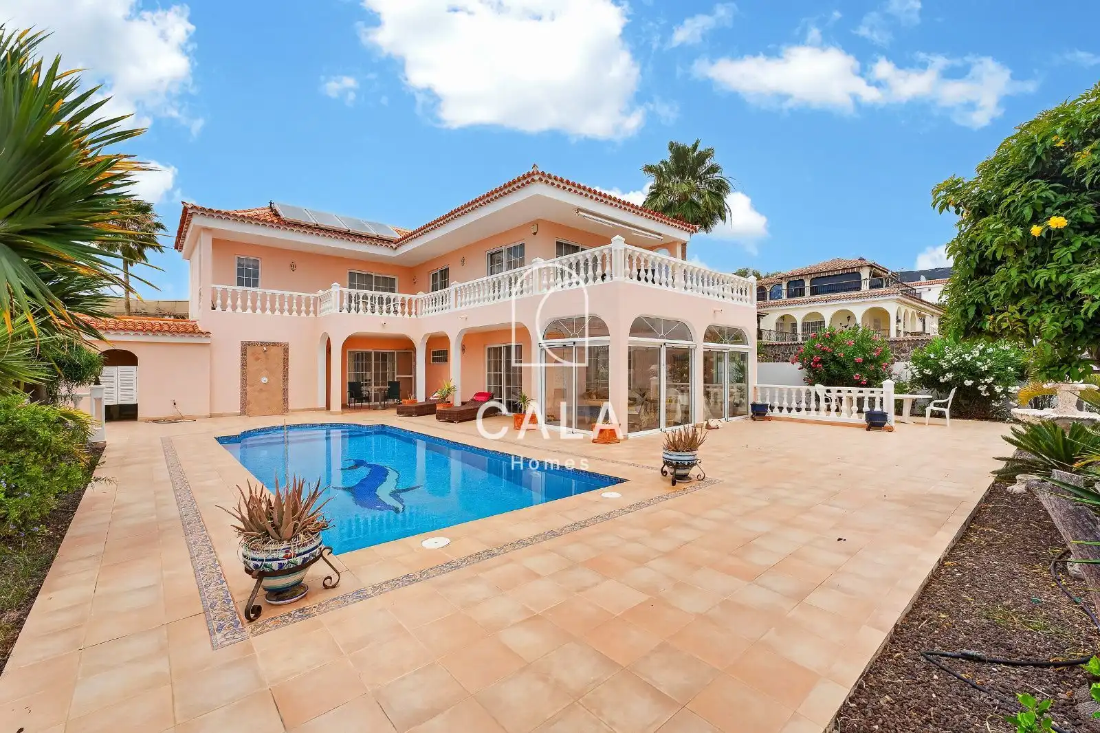 Vista exterior de Casa o xalet en venda en Adeje amb Jardí privat, Terrassa i Piscina