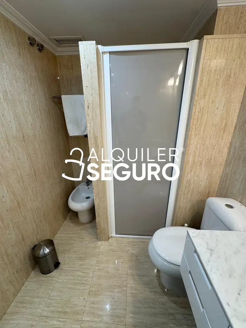 Baño de Piso de alquiler en Málaga con Aire acondicionado, Terraza y Piscina