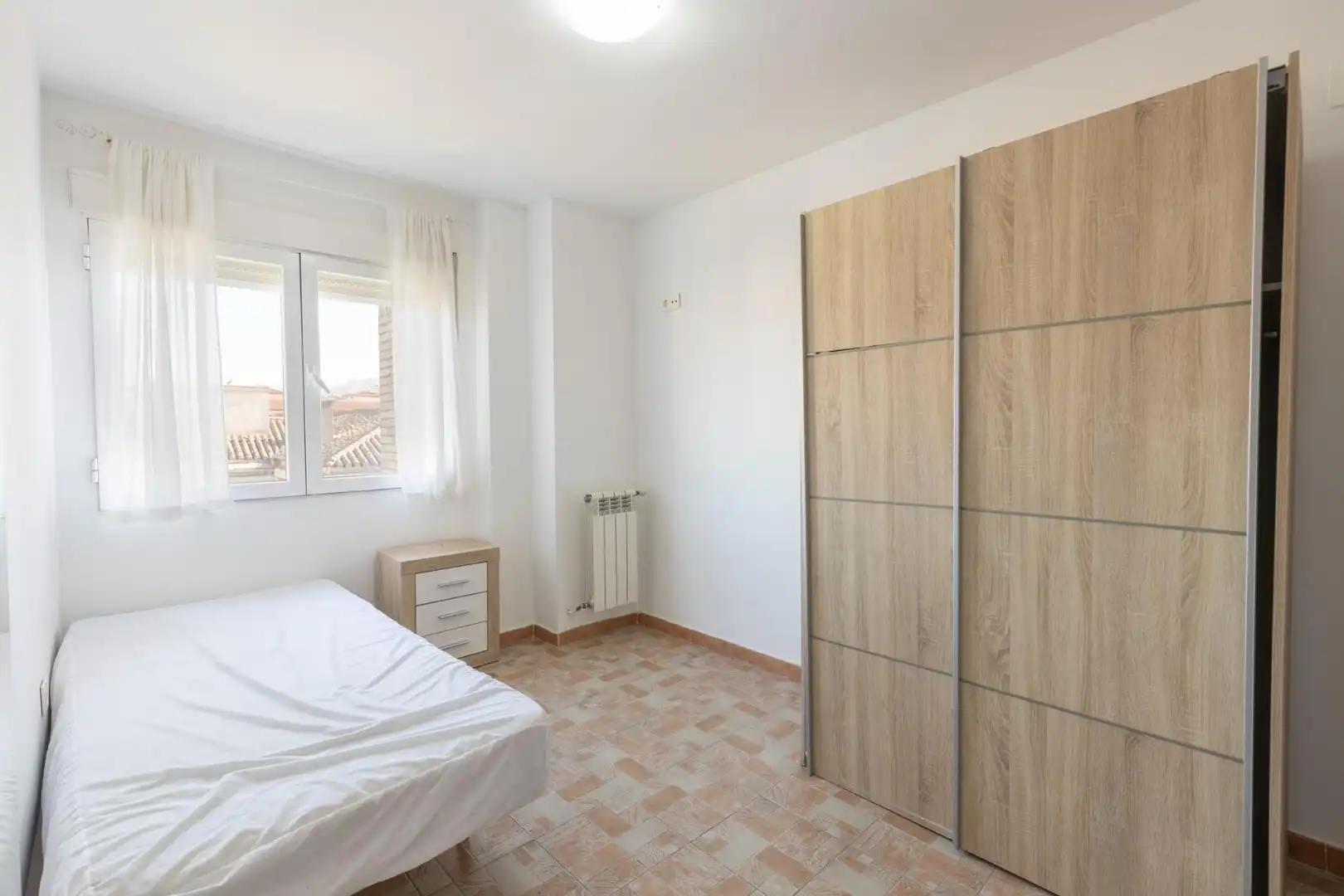 Dormitori de Pis en venda en Granada amb Aire condicionat, Calefacció i Terrassa