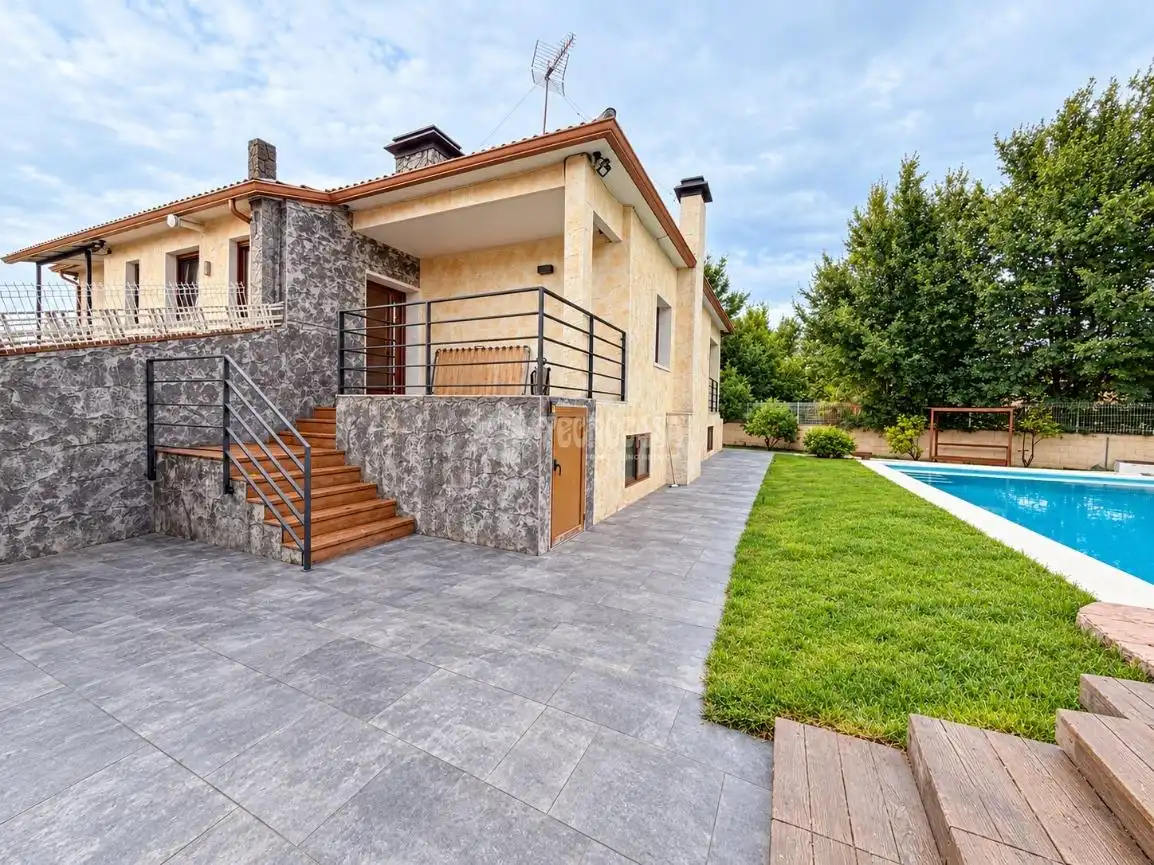 Vista exterior de Casa o chalet en venta en Camarma de Esteruelas, Madrid