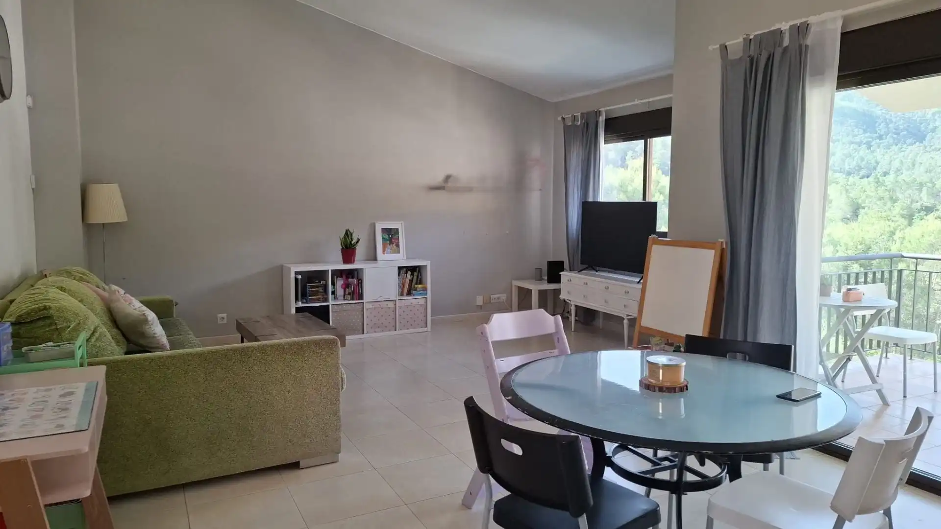 Sala d'estar de Casa adosada en venda en Vallirana amb Aire condicionat i Terrassa