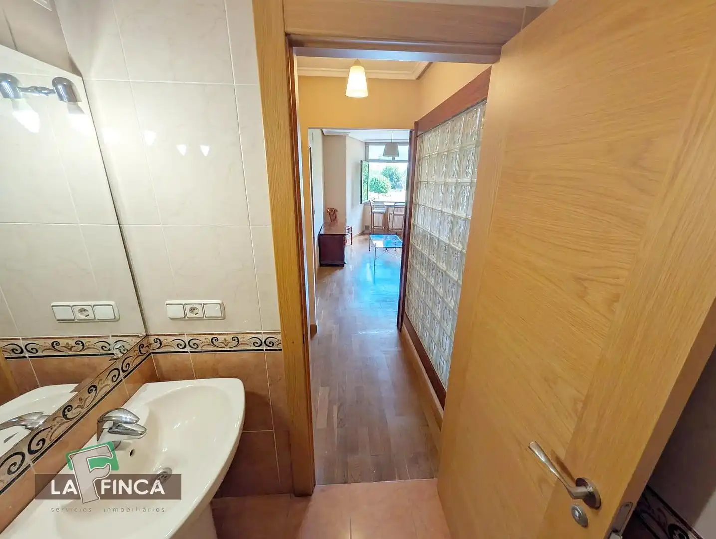 Apartament en venda en Oviedo  amb Calefacció, Traster i Moblat