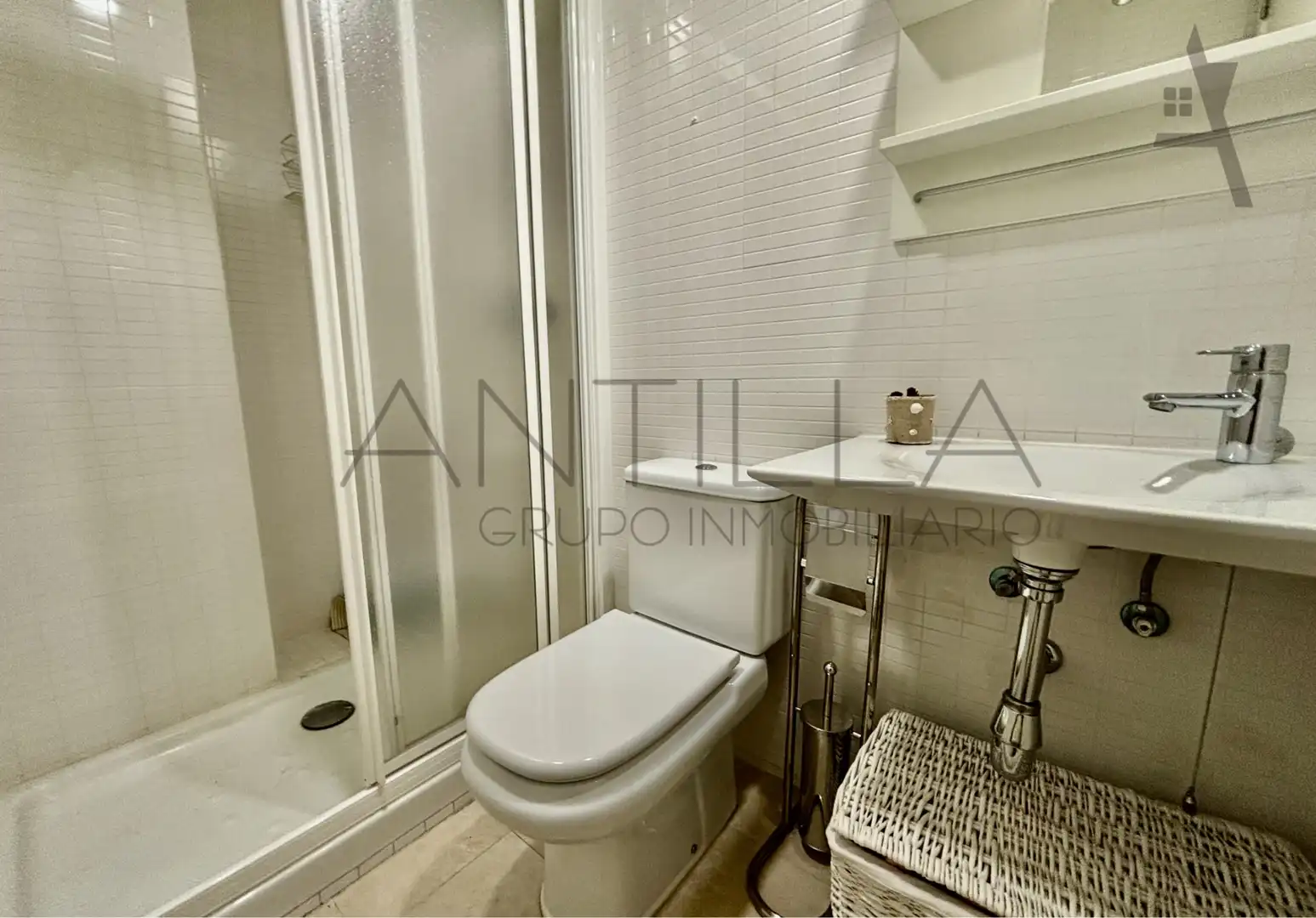 Bathroom of Flat for sale in Madrid  with Air Conditioner, Heating and Furnished