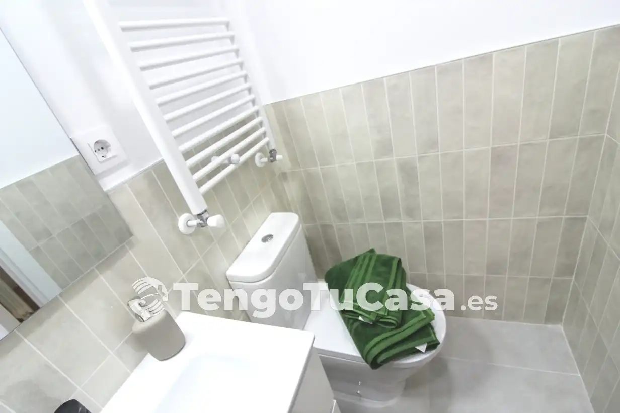 Bathroom of Flat for sale in Madrid  with Air Conditioner, Heating and Parquet flooring