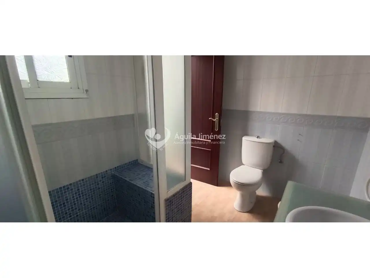 Baño de Casa adosada en venta en Alcalá de Guadaira con Calefacción, Terraza y Piscina