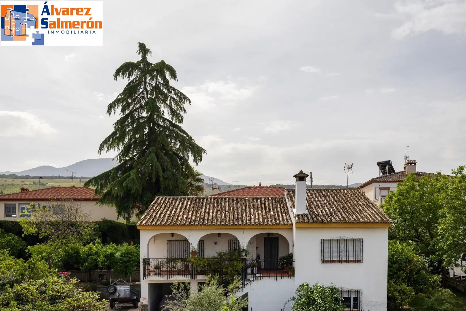 Vista exterior de Casa adosada en venda en La Zubia amb Terrassa, Traster i Piscina