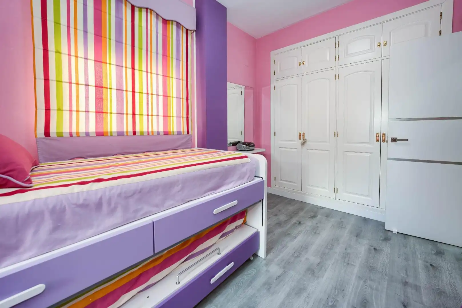 Schlafzimmer von Einfamilien-Reihenhaus zum Verkauf in Espartinas mit Klimaanlage, Heizung und Parkett