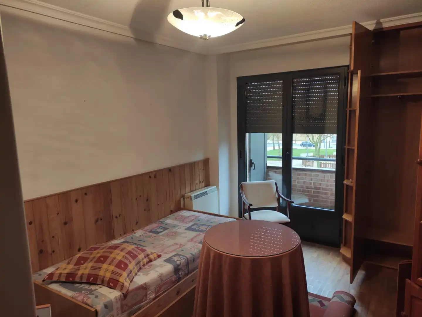 Bedroom of Study for rent in Salamanca  with Parquet flooring, Furnished and Washing machine