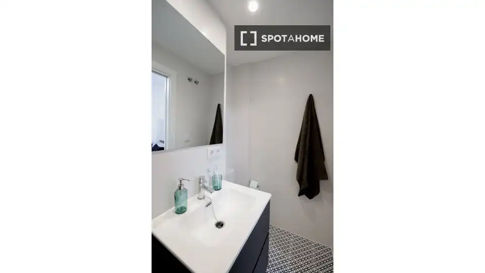 Baño de Piso para compartir en Valencia con Aire acondicionado, Calefacción y Amueblado