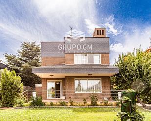 Vista exterior de Casa o xalet en venda en Pozuelo de Alarcón amb Aire condicionat, Calefacció i Jardí privat