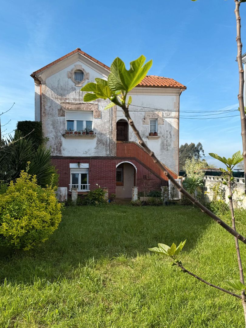 Vista exterior de Casa o xalet en venda en Oviedo  amb Jardí privat