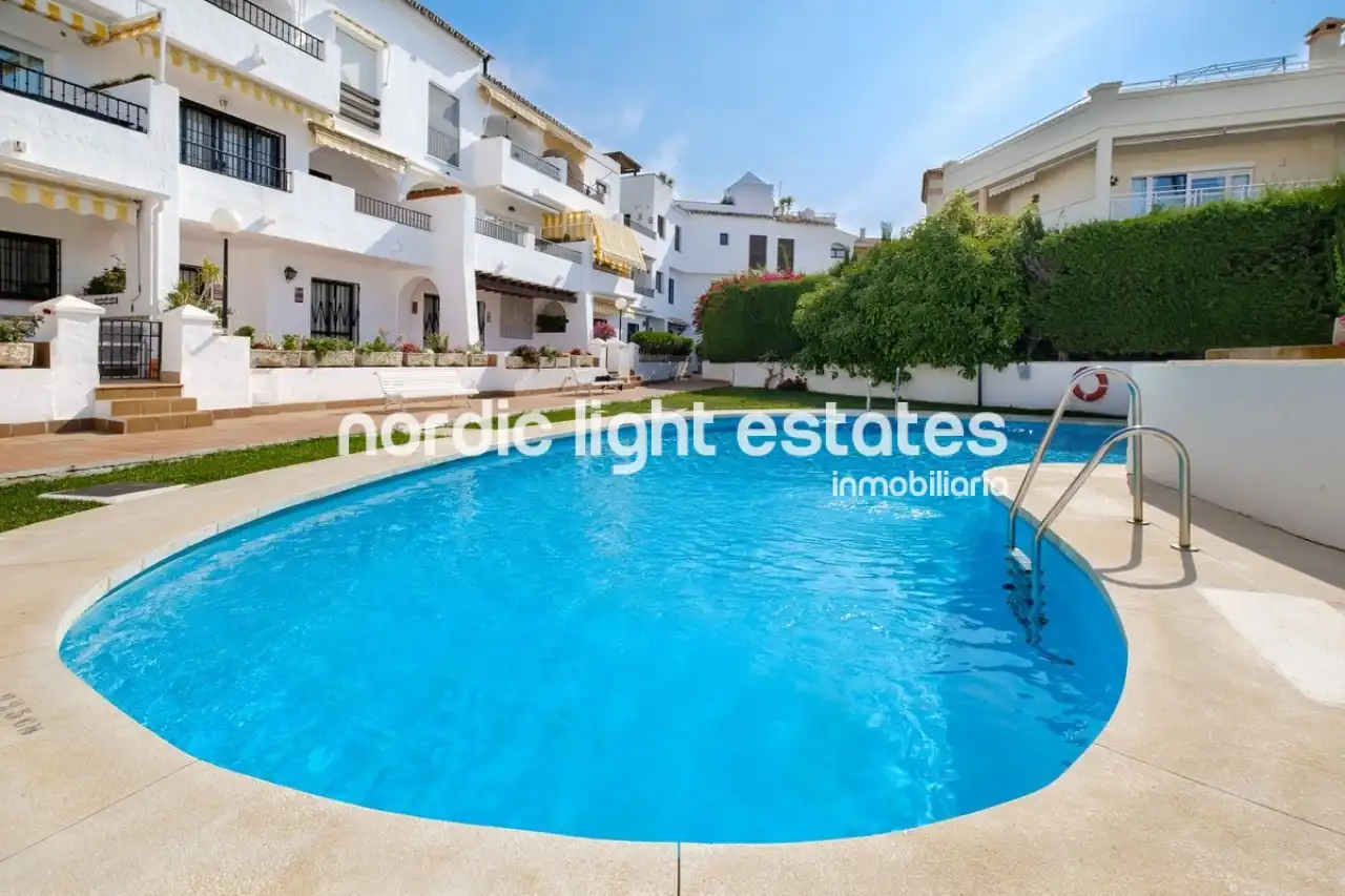 Außenansicht von Wohnung zum Verkauf in Nerja mit Terrasse, Schwimmbad und Möbliert