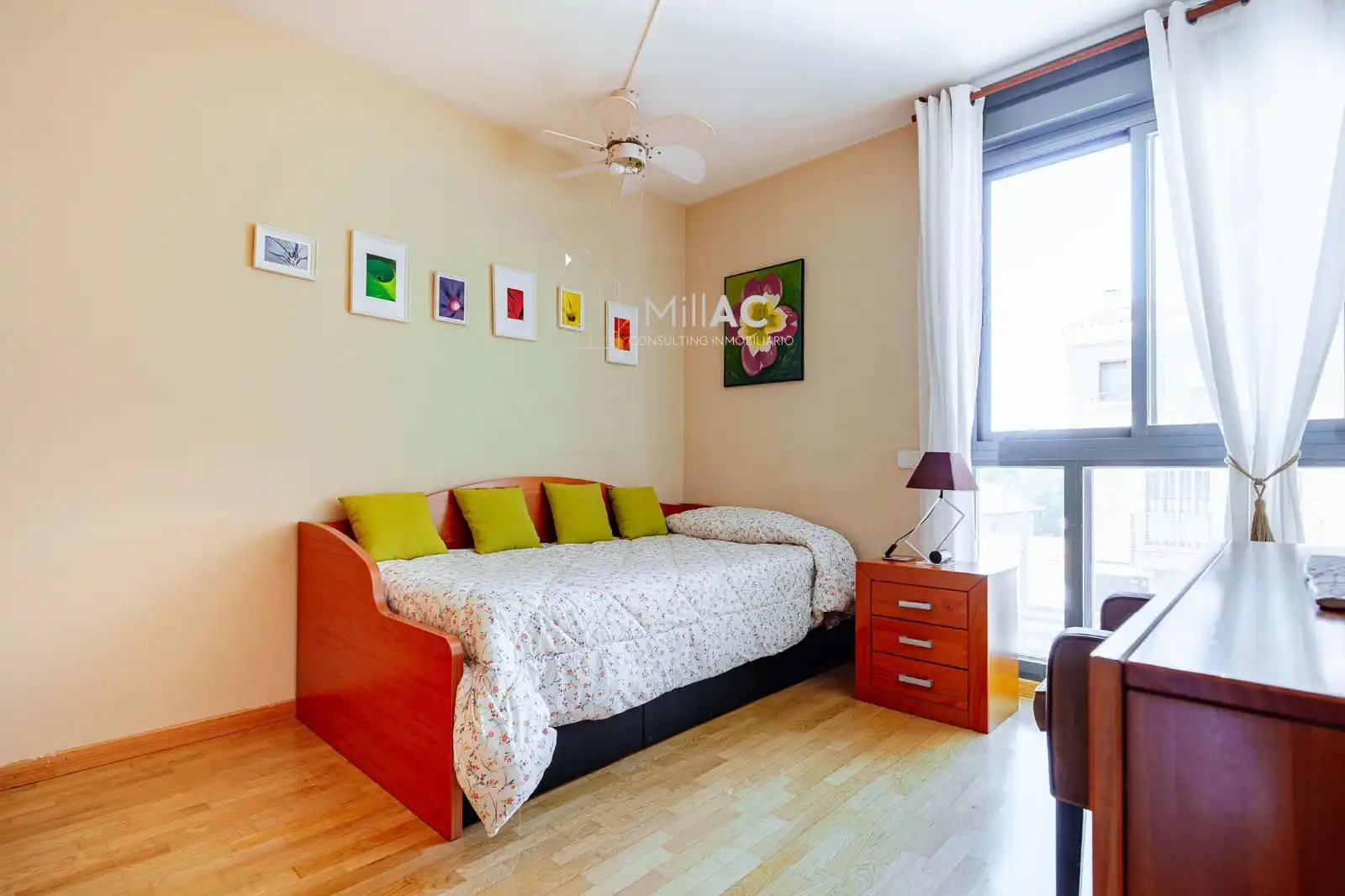 Habitación de Casa adosada en venta en Madrid con Aire acondicionado, Calefacción y Jardín privado