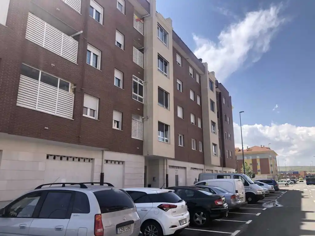Vista exterior de Pis en venda en Ávila amb Piscina